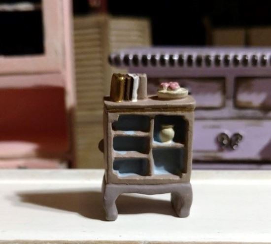 Picture of Wang's Dollhouse Miniature Resin Bookcase 1:48 Scale