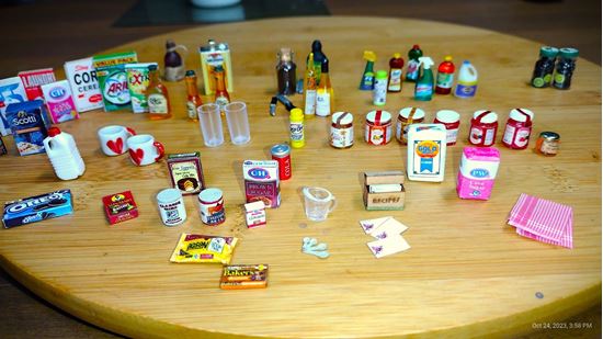 Picture of Miniatures for dollhouse or room box 12th scale.
