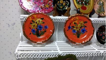 Picture of Two dollhouse hand painted plates