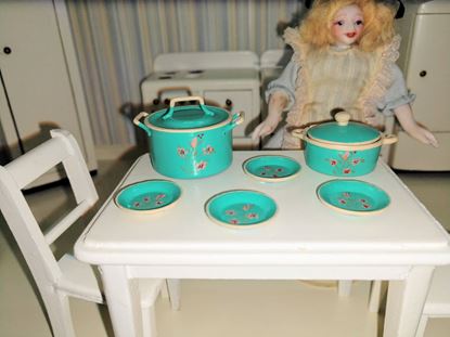 Picture of 1:12 Scale dollhouse pots and plates.