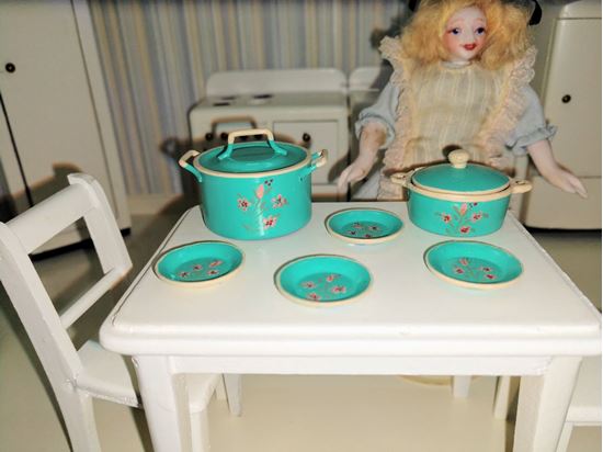 Picture of 1:12 Scale dollhouse pots and plates.