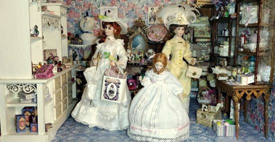 Picture of Victorian One inch scale room box.