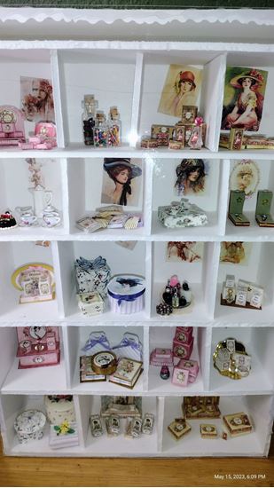 Picture of 12th Scale - 19 lots of dollhouse miniatures. SB007