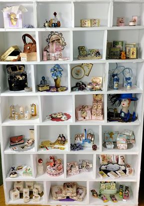 Picture of 27 lots of dollhouse miniature accessories.