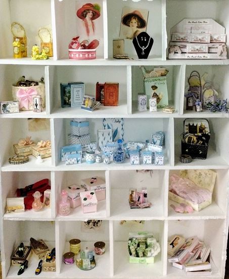Picture of 19 lots of dollhouse miniature accessories.