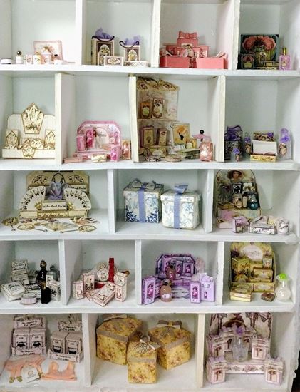 Picture of 18 lots of dollhouse miniature accessories.