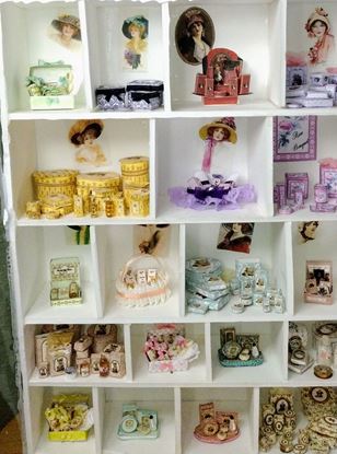 Picture of 19 lots of dollhouse miniature accessories.
