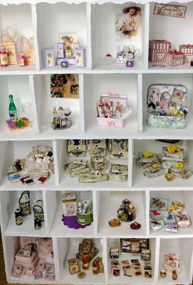 Picture of 19 lots of dollhouse miniature accessories.