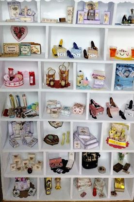 Picture of 26 lots of dollhouse miniature accessories.