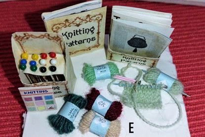 Picture of Dollhouse vanity items C16