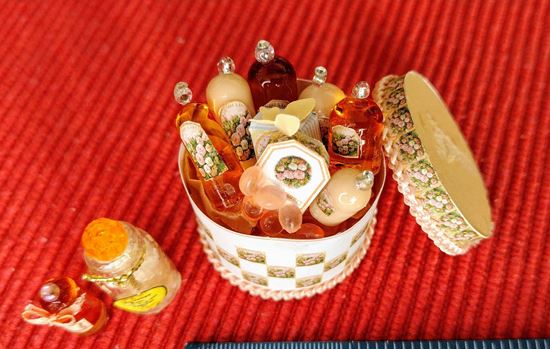 Picture of Dollhouse Hat Box C6-01