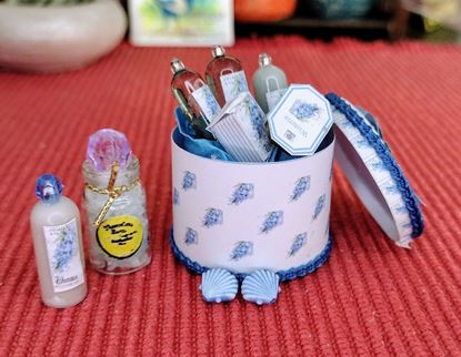Picture of Dollhouse Hat Box C6-02