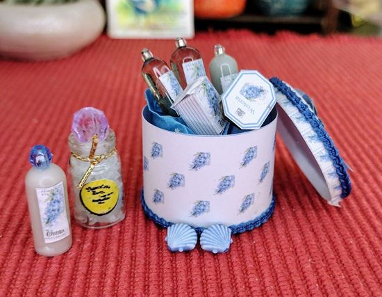 Picture of Dollhouse Hat Box C6-02