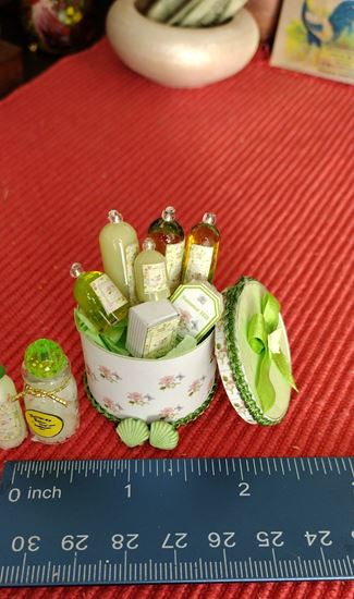 Picture of Dollhouse Hat Box C6-02